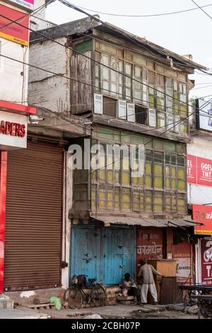 Bhopal, Madhya Pradesh, India - Marzo 2019: Un vecchio edificio in legno d'epoca sbiadito con pittoresche finestre rettangolari sulle strade della zona della città vecchia di Foto Stock