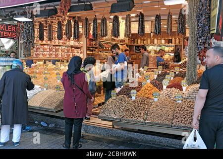 Un mercato all'aperto vicino al Grand Bazaar a Istanbul, Turchia. Foto Stock