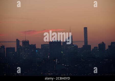 Le silhouette di Manhattan all'alba Foto Stock