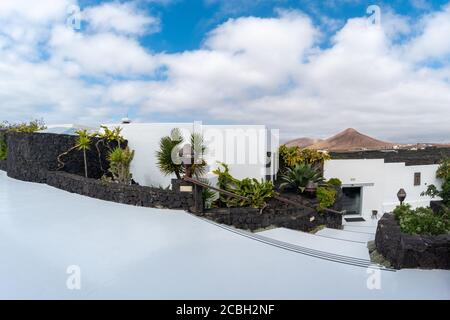 Canarian bianco casa e vista dei vulcani sull'isola di Lanzarote, Isole Canarie Spagna Foto Stock