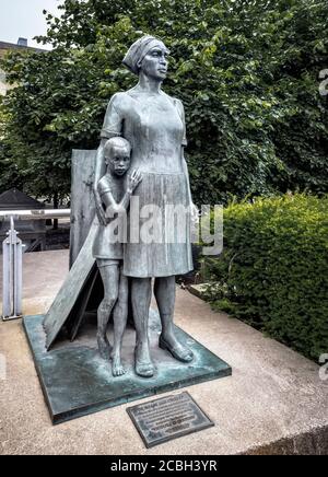 'Woman and Child' scupture di Anne Davidson, Lothian Road, Edimburgo, Scozia, Regno Unito. Foto Stock