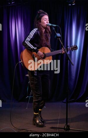 BALA CYNWYD, PA, USA - 10 OTTOBRE 2018: Lo cantante australiano Amy Shark Visits radio 104.55's Performance Theatre. Foto Stock