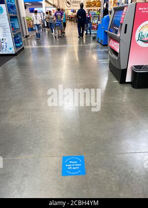 Orlando, FL/USA- 6/1/20: Un cartello sul pavimento che dice alla gente di rimanere a 6 piedi di distanza sociale a causa della pandemia del coronavirus a Walmart st Foto Stock