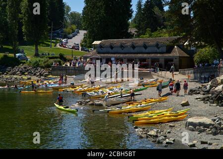 North Vancouver, British Columbia, Canada – 2 luglio 2017. Noleggio di imbarcazioni in Deep Cove.Kayaks e canoe pronti per uscire sull'acqua in Deep Cov Foto Stock
