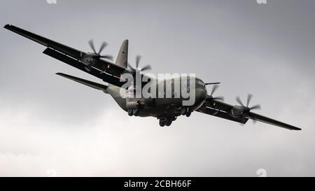 ZH888 Royal Air Force Lockheed C-130J-30 Hercules C.5 (RRR136) scende in RAF Brize Norton dopo aver completato un addestramento sul mare del nord. Giovedì 13 agosto 2020. (Credit: Jon Hobley | MI News) Credit: MI News & Sport /Alamy Live News Foto Stock