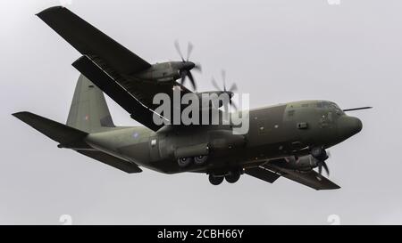 ZH888 Royal Air Force Lockheed C-130J-30 Hercules C.5 (RRR136) scende in RAF Brize Norton dopo aver completato un addestramento sul mare del nord. Giovedì 13 agosto 2020. (Credit: Jon Hobley | MI News) Credit: MI News & Sport /Alamy Live News Foto Stock