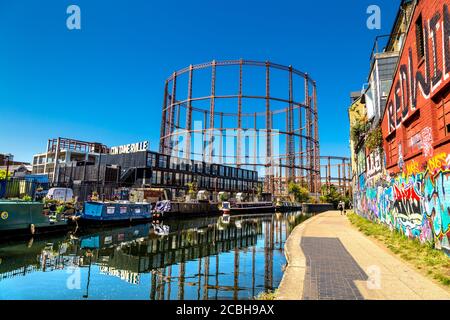 Containerville spazio di lavoro flessibile fatto da contenitori di spedizione e Bethnal Green gasholder, alzaia da Regents Canal, Londra, Regno Unito Foto Stock