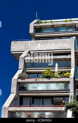 Dettaglio esterno dell'edificio brutale della Alexandra Road Estate, Londra, Regno Unito Foto Stock