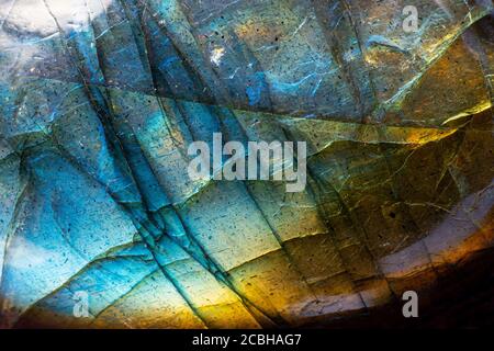 Foto macro estrema di una pietra labradorite blu illuminata. Ho usato l'illuminazione speciale per mettere in luce le texture cracked e i colori vibranti. Foto Stock