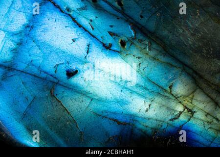 Foto macro estrema di una pietra labradorite blu illuminata. Ho usato l'illuminazione speciale per mettere in luce le texture cracked e i colori vibranti. Foto Stock