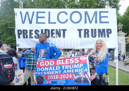 I sostenitori di Donald Trump aspettano il suo arrivo fuori da Buckingham Palace, dove era previsto l'incontro con la Regina il 4 giugno 2019. Foto Stock