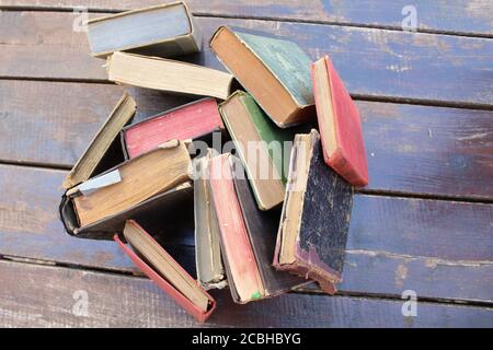 Un mucchio di vecchi libri sulla tavola primo piano Foto Stock