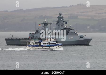 Ali Cat, un traghetto passeggeri gestito da Argyll Ferries, passa la FGA Magdeburg (F261) della Marina tedesca, al largo di Gourock nell'aprile 2014. Foto Stock