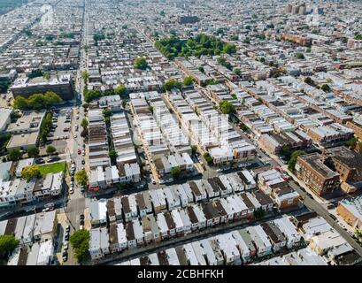 Prospettiva aerea di Philadelphia con vista dall'alto della sovramostra Case private di famiglia di quartiere con Phila PA USA Foto Stock