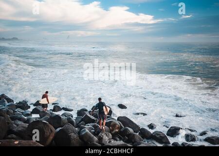 Surf al mattino a Burleigh Heads Foto Stock