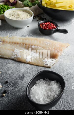 pesce e patatine in pastella ingredienti pastella di birra, potatoe, salsa tartaro, piselli minati, limone, scalogno, menta, aglio, sale, pepe, merluzzo Foto Stock