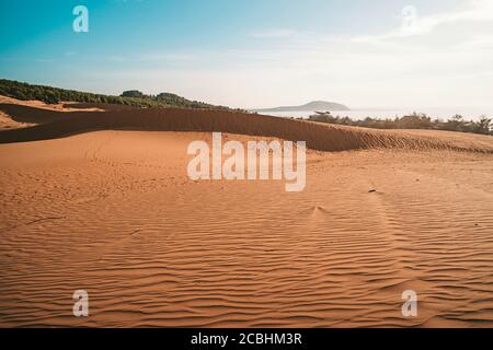 Dune di sabbia rossa Binh Thuan, Vietnam. Mui ne è popolare destinazione di viaggio con il lungo litorale Foto Stock