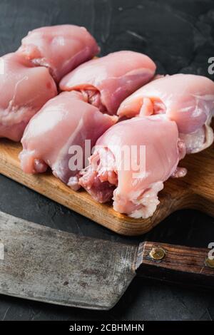 Cosce di pollo fresche con sfaldatura di carne, su fondo nero Foto Stock