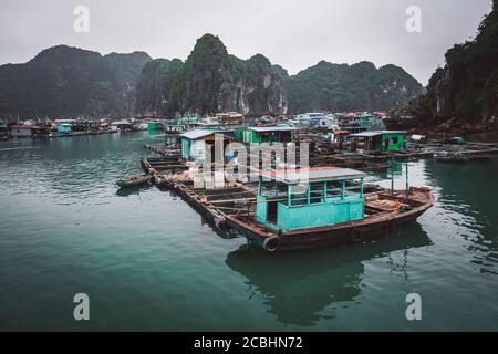 un villaggio galleggiante di pescatori in ha lunga baia, nel nord del vietnam Foto Stock