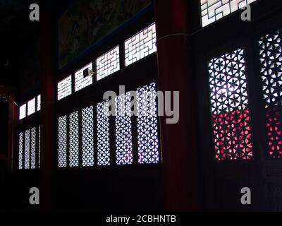 Lui oscuro e la luce naturale della finestra tradizionale cinese in legno nel Tempio di Mianshan montagna, Patrimonio dell'Umanità, Pingyao antica città, Shanx Foto Stock