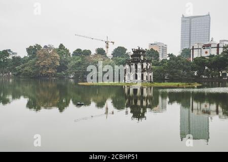 Lago Hoan Kiem, il piccolo lago nella parte vecchia di Hanoi, Vietnam, con la Torre delle tartarughe. Turtle Tower è il simbolo di Hanoi, Vietnam Foto Stock