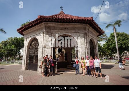 Cebu / Filippine - 10 luglio 2019: Visitatori della Croce di Magellano e dipinti cristiani creati da esploratori portoghesi e spagnoli al momento dell'arrivo a Cebu nelle Filippine Foto Stock