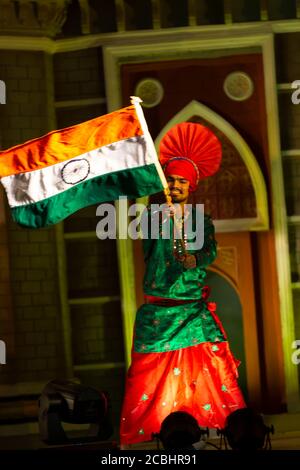 Danza bhangra in stile Punjabi (Un famoso stile indiano di danza nello stato del Punjab) Foto Stock