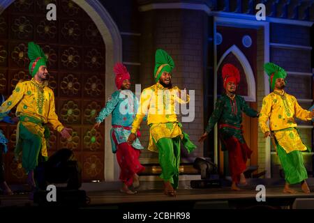 Danza bhangra in stile Punjabi (Un famoso stile indiano di danza nello stato del Punjab) Foto Stock