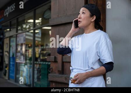 SANDRA OH in KILLING EVE (2018), diretto da PHOEBE WALLER-BRIDGE. Stagione 3. Credito: SID GENTLE FILM / Album Foto Stock