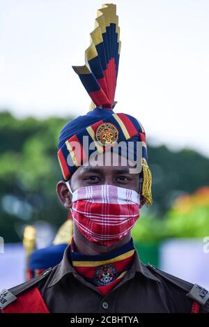 Guwahati, India. 13 agosto 2020. Soldati paramilitari indiani che indossano la maschera durante le prove di vestito completo per le celebrazioni del 74a giorno dell'Indipendenza, in mezzo alla pandemia COVID-19 in corso, a Guwahati. Foto: David Talukdar/Alamy Live News Foto Stock