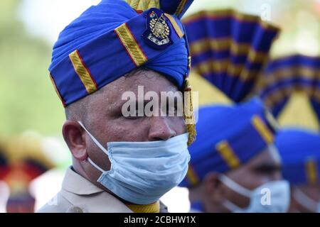 Guwahati, India. 13 agosto 2020. Soldati paramilitari indiani che indossano la maschera durante le prove di vestito completo per le celebrazioni del 74a giorno dell'Indipendenza, in mezzo alla pandemia COVID-19 in corso, a Guwahati. Foto: David Talukdar/Alamy Live News Foto Stock