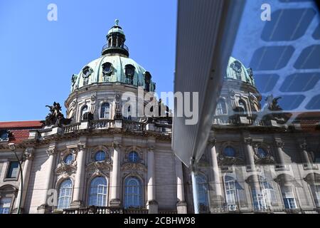 Potsdam, Germania. 12 agosto 2020. Il municipio si riflette nella finestra di una fermata del tram. Il municipio di oggi è stato costruito tra il 1902 e il 1907 come edificio governativo per la capitale dello stato. La facciata esterna che si affaccia Friedrich-Ebert-Straße è fatta di pietra arenaria, la sala scale è di circa 16 metri di altezza. Come il nuovo municipio, lo Stadthaus è la sede dell'amministrazione della città, del sindaco del Signore e dell'ufficio di registro. Il vecchio Municipio si trova sull'Alter Markt. Credit: Soeren Stache/dpa-Zentralbild/ZB/dpa/Alamy Live News Foto Stock