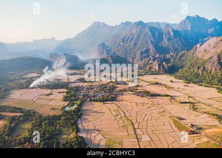 Immagine della natura di Vang Vieng. Un famoso paesaggio a Vang Vieng, provincia Vientiane, bella vista dall'aria ai campi di riso tra le montagne. Foto Stock