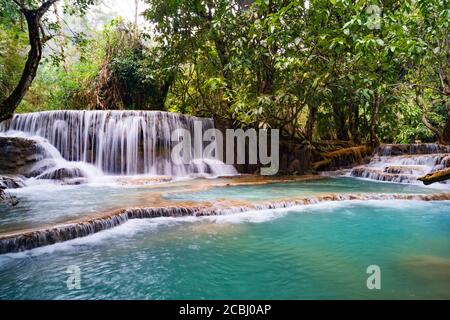 Le Cascate di Kuang si o conosciute come Cascate di Tat Kuang si. Queste cascate sono il viaggio laterale preferito dai turisti a Luang Prabang con un blu turchese Foto Stock