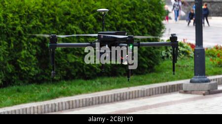 Kiev, Ucraina - 28 settembre 2019. Parco Shevchenko. Volo drone nero nel parco. Tecnologie moderne Foto Stock