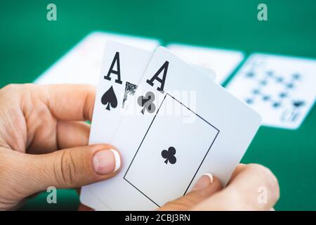Coppia di assi nelle mani del giocatore Foto Stock
