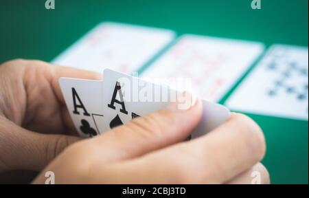 Coppia di assi nelle mani del giocatore Foto Stock