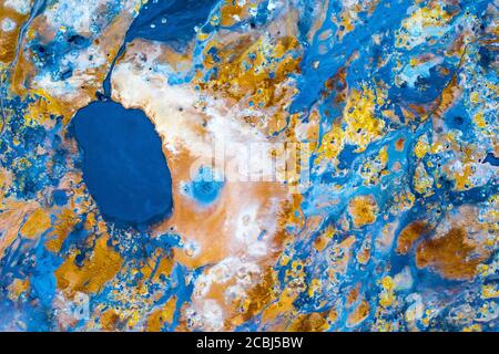 Vista aerea del sottosuolo islandese vulcanico dello zolfo. Sfondo astratto di colore geotermico Foto Stock