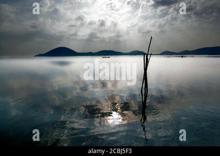 Una foto del paesaggio del lago Chilka a Rambha, Orissa in luce & ombra Lago Chilka a Rambha, Orissa. Foto Stock