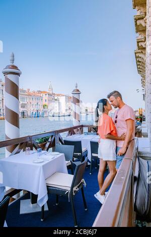 Coppia uomini e donne in un viaggio in città a Venezia Italia, strade colorate con canali Venezia Foto Stock