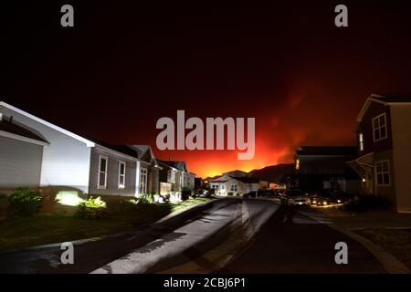 Dotsero, Colorado, Stati Uniti. 13 agosto 2020. Il fuoco di Grizzly Creek è visto dal Salmon Loop Dotsero. L'incendio è in fiamme a Glenwood Canyon dal 10 agosto e ha bruciato più di 6,300 ettari. È stato ordinato un avviso di pre-evacuazione per Dotsero. Credit: Christopher Mullen/Alamy Live News. Foto Stock