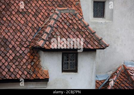 Dettagli sui tetti in tegole rosse della città medievale di Brasov in Transilvania, Romania. Europa Foto Stock