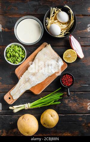 Pesce e patatine di filetto di merluzzo crudo biologico ingredienti pastella di birra, potatoe, salsa tartaro, piselli minati, limone, scalogno, menta, aglio, sale Foto Stock