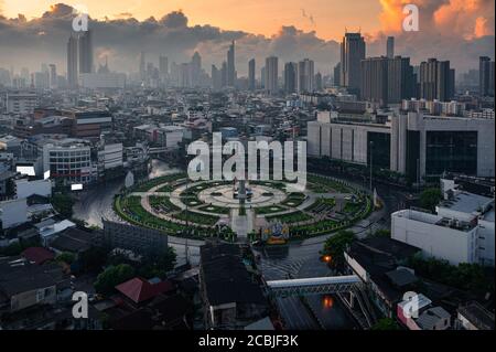 Sopra il monumento alla rotonda di Wongwianyai senza auto e grattacieli nel centro di Bangkok, Thailandia Foto Stock
