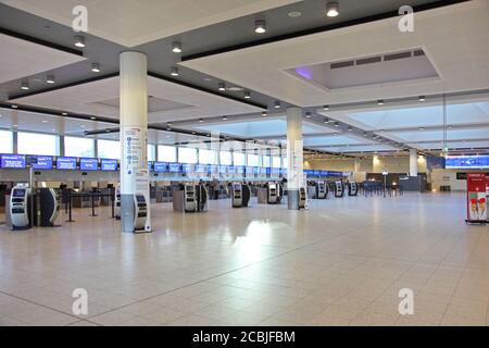 Banchi di check-in desertati presso il terminal nord dell'aeroporto di Gatwick, Regno Unito Foto Stock