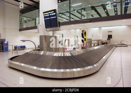 Sala ritiro bagagli deserta presso il terminal nord dell'aeroporto di Gatwick, Regno Unito Foto Stock