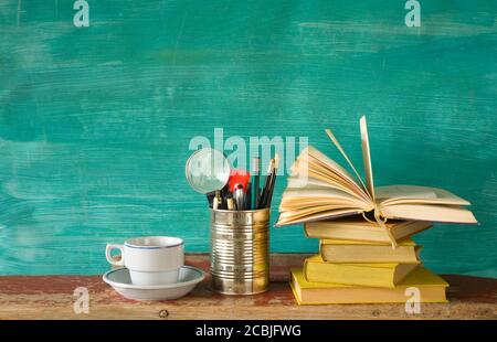 stack di libri, apprendimento, lettura, concetto di home office Foto Stock