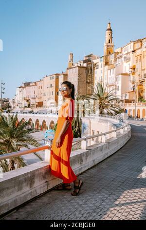 Menton Francia, donna in vacanza alla Costa Azzurra Francia, vista sulla parte vecchia di Menton, Provenza-Alpi-Costa Azzurra, Francia Foto Stock