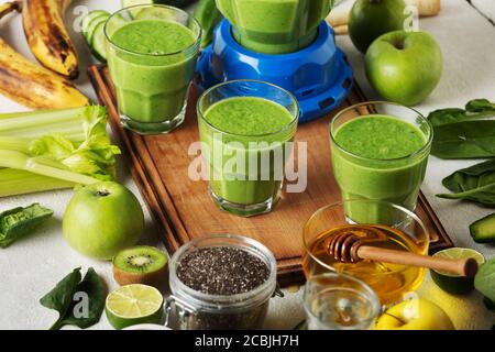 Frullato estivo verde a base di foglie ed erbe Foto Stock