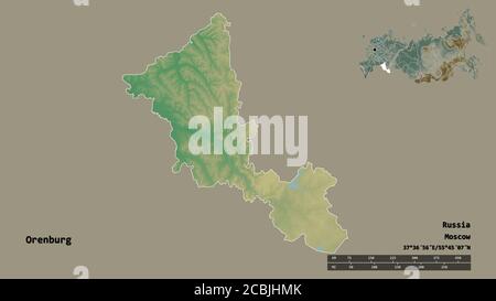 Forma di Orenburg, regione della Russia, con la sua capitale isolata su solido sfondo. Scala della distanza, anteprima della regione ed etichette. Mappa di rilievo topografico. Foto Stock